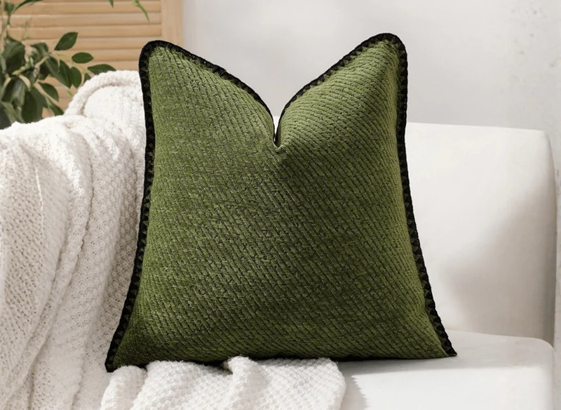 Coussin vert olive à rayures et surpiqûres noires 45x45 cm ZIGGY