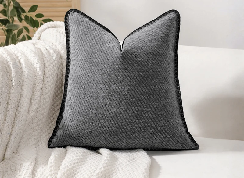 Coussin gris à rayures et surpiqûres noires 45x45 cm ZIGGY