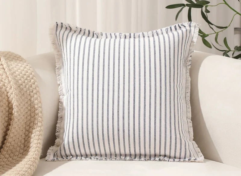 Coussin blanc à rayures bleu marine 45x45 cm TALINA