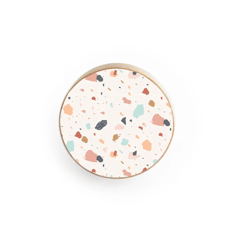 Poignée de porte en bois avec motif terrazzo rose