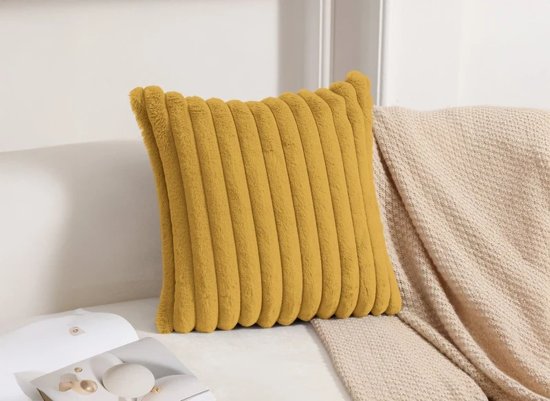 Coussin carré en velours côtelé effet fourrure moutarde 45x45 cm URBAIN